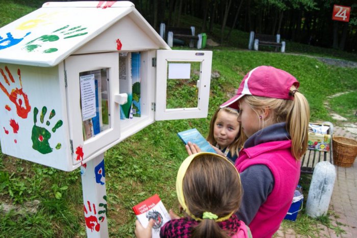 Ilustračný obrázok k článku Užitočná novinka na sídlisku Sásová: Knižnička na stračej nôžke!