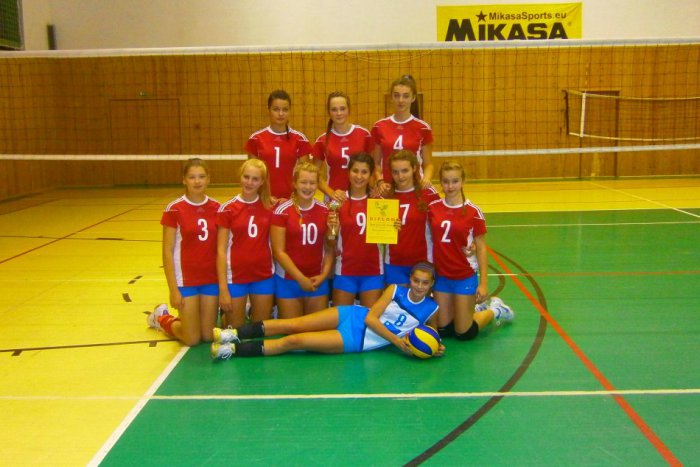 Ilustračný obrázok k článku Volejbal: mladé Hrádočanky bez straty setu vyhrali turnaj v Hnúšti