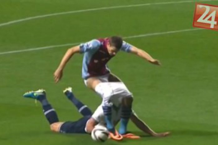 Ilustračný obrázok k článku Video: Vertonghen stiahol súperovi trenírky a zabránil gólu