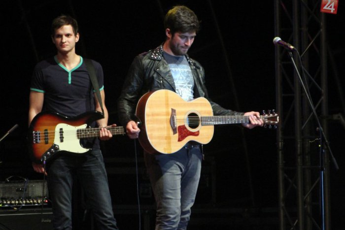 Ilustračný obrázok k článku Vášeň, máj a tanec pod nočnou oblohou: Našiel Itcho Pčelár novú  lásku alebo ide o jeho novú pieseň?