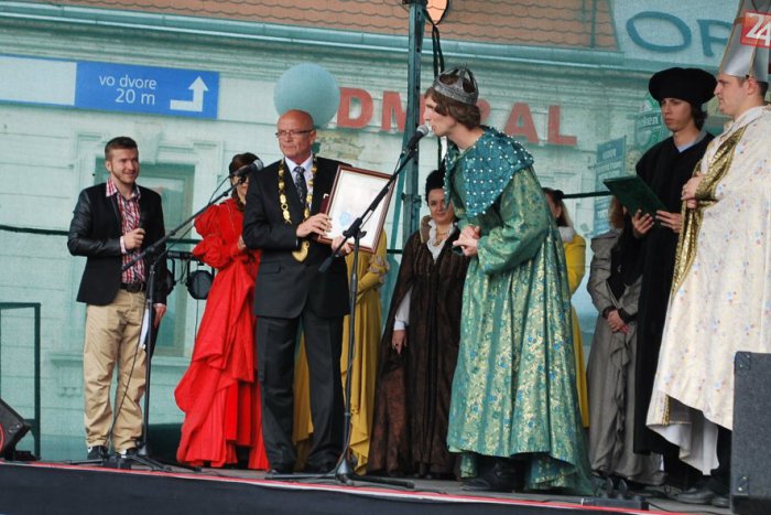 Ilustračný obrázok k článku Primátorovi slávnostne odovzdali šek, peniaze sa použijú na solárne lampy