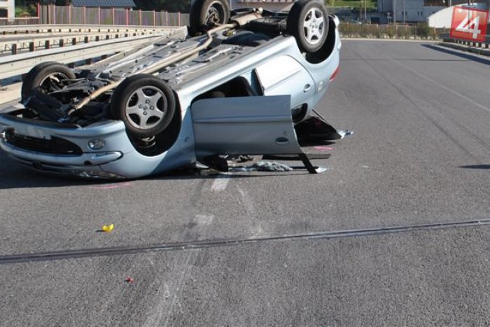 Ilustračný obrázok k článku Vodička (64) prevrátila svoje auto na strechu: Pri Budatíne bola po nehode cesta uzavretá