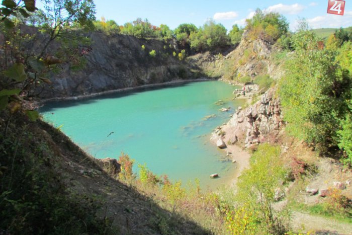 Ilustračný obrázok k článku Starý kameňolom priťahuje stovky ľudí: Tyrkysové jazierko je v jeseni nádherné