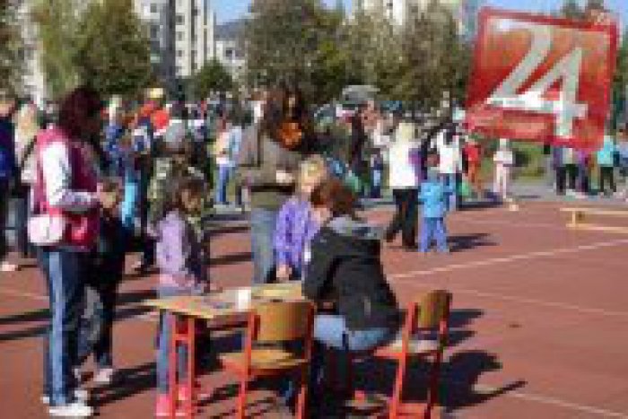 Ilustračný obrázok k článku Areál ZŠ na Krymskej ulici dýcha novotou: Na skrášlení sa podieľali desiatky dobrovoľníkov!