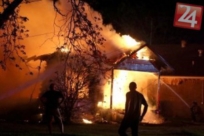 Ilustračný obrázok k článku Hasiči bojovali s plameňmi 4 hodiny: Strecha zhorela, dom sa im podarilo zachrániť