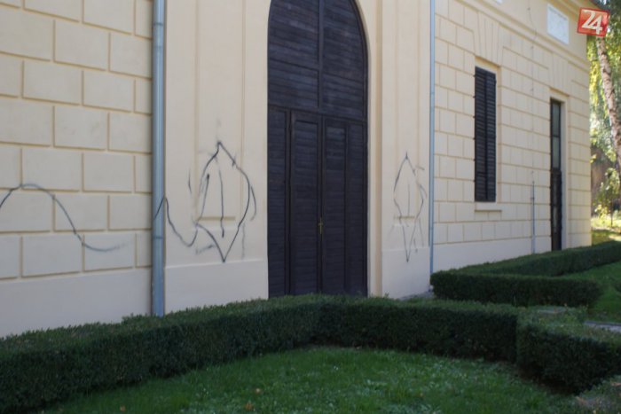 Ilustračný obrázok k článku Na Empírovom divadle sa niekto poriadne vybúril: Na stenách sú vulgárne nápisy a kresby