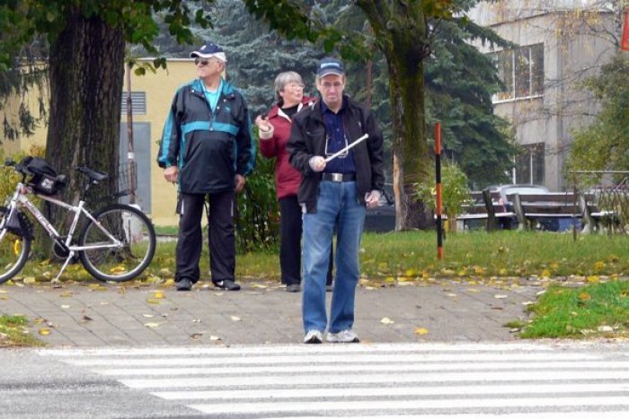 Ilustračný obrázok k článku Špeciálna akcia v Revúcej: Hádajte, koľko vodičov nezastalo nevidiacemu chodcovi!