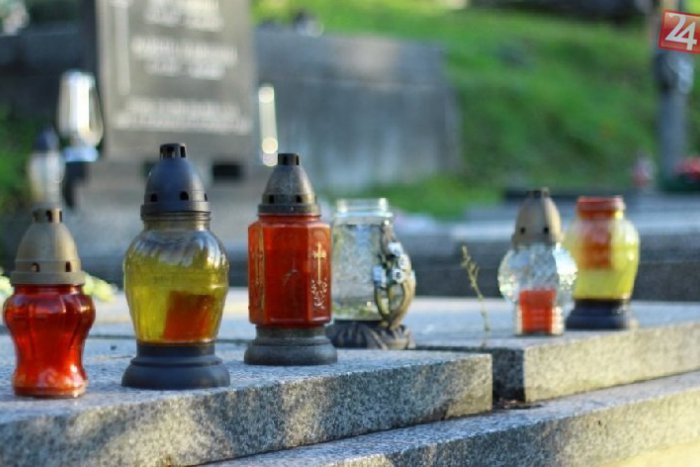 Ilustračný obrázok k článku Boj s dlžníkmi na centrálnom cintoríne: Nálepky na hroboch neplatičov?