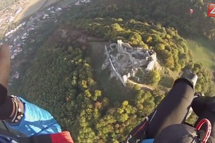 Ilustračný obrázok k článku Jedinečné zábery paraglidistu: Takto si to namieril ponad Brekovský hrad!