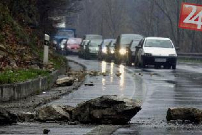 Ilustračný obrázok k článku Vozovku zo Zbojskej do Tisovca zasypali kamene: Cestu sa už podarilo sprejazdniť!