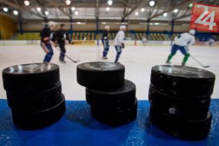 Ilustračný obrázok k článku Samostatné nájazdy zachránili Novozámčanov: Domáci sa tešili z ďalšieho hokejového víťazstva