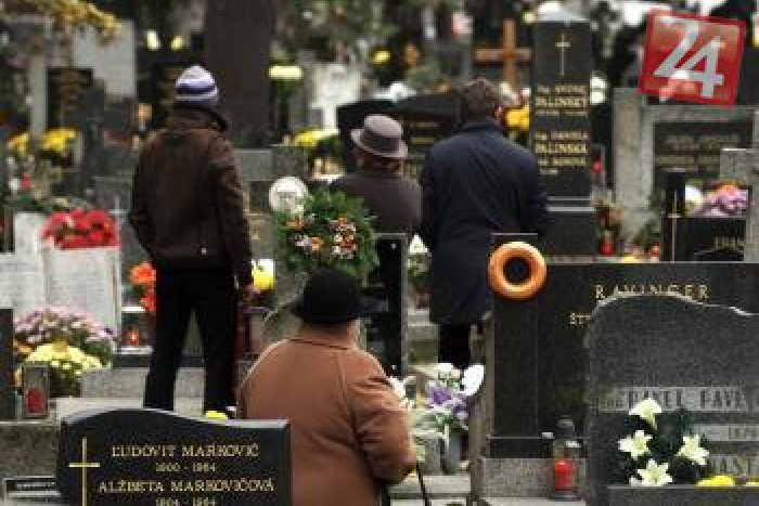Ilustračný obrázok k článku Boj s neplatičmi na cintorínoch: Dlžníkom nálepkujú hroby, chystá sa to aj v Košiciach?