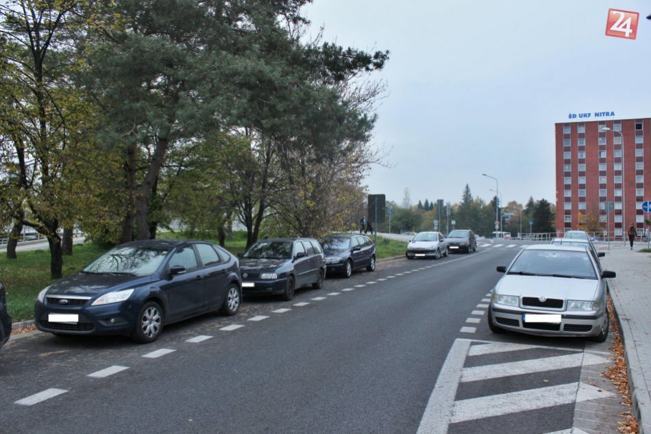 Ilustračný obrázok k článku Spoplatnené parkoviská robia problémy: Autá sa nasťahovali pred paneláky