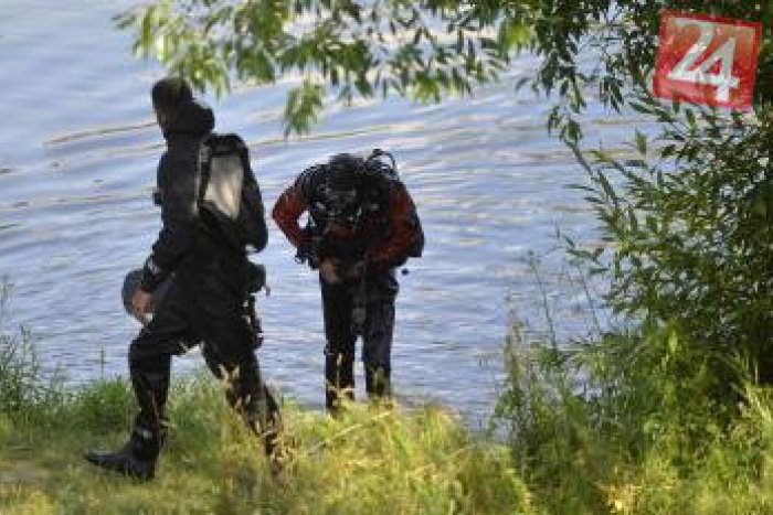 Ilustračný obrázok k článku Mrazivé podozrenie: Mladík (19) zrejme skočil z mosta do rieky, okolie prehľadávajú policajti