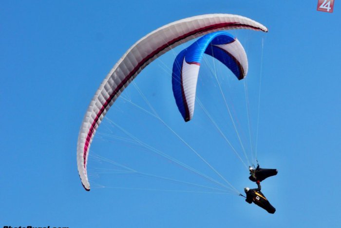 Ilustračný obrázok k článku Fascinujúce divadlo: Desiatky paraglidistov uzatvorili nitrianske nebo!
