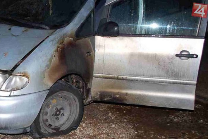 Ilustračný obrázok k článku Plamene pohltili auto pred rodinným domom: Polícia nevylučuje cudzie zavinenie