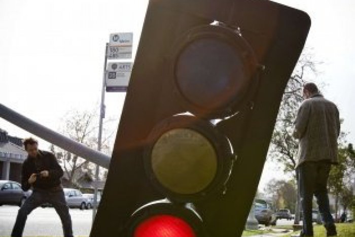 Ilustračný obrázok k článku Recesisti v Prešove opravujú stĺpy semaforov po svojom: Vyliečiť ich má sadra!