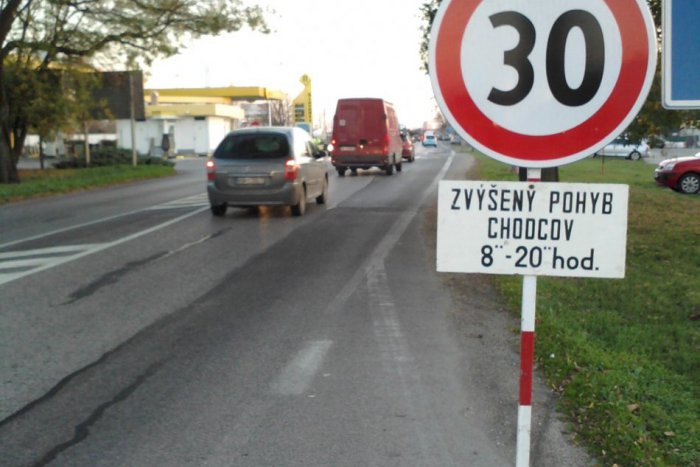 Ilustračný obrázok k článku Pri novozámockom cintoríne hliadkujú policajti: Rýchlosť je tu znížená na 30-tku