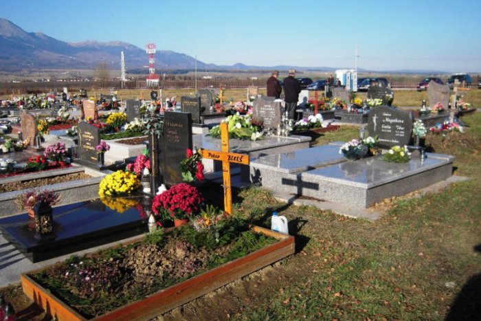Ilustračný obrázok k článku Ľudia v týchto dňoch navštevujú cintoríny, veriaci sa modlia za zosnulých