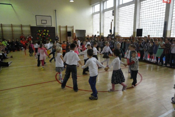 Ilustračný obrázok k článku Jabĺčko pre starých rodičov: Deti si uctili svojich dedkov a babky