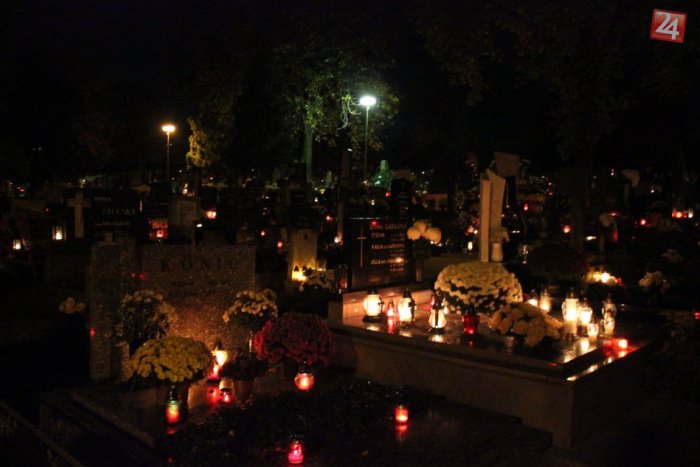 Ilustračný obrázok k článku Ľudia spomínajú na svojich blízkych: Nitrianske cintoríny zažiarili tisícmi svetiel!