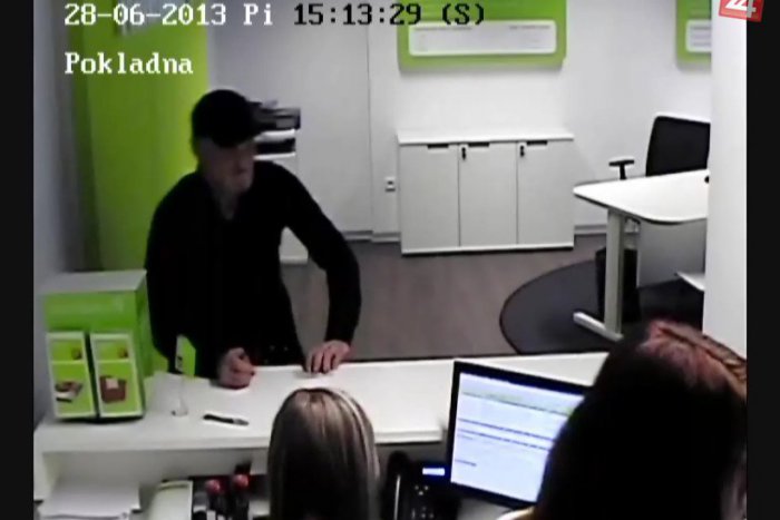 Ilustračný obrázok k článku Mimoriadne chvíle v banke v Hlohovci: Muž v šiltovke sa pokúsil o podvod, chcel vybrať až 100 000 €
