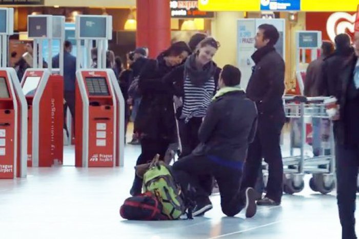 Ilustračný obrázok k článku ROMANTIKA Matúša z Nitry a Mišky (30) na pražskom letisku: Toto video obletelo svet!