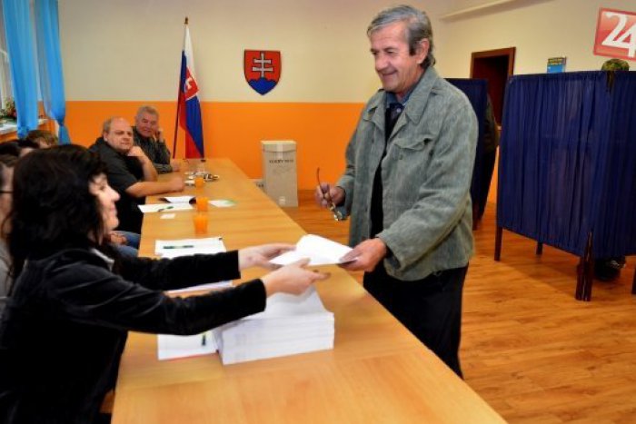 Ilustračný obrázok k článku Voľby v obci Svinia: Voliči prichádzajú odvoliť cestou z kostola či obchodu
