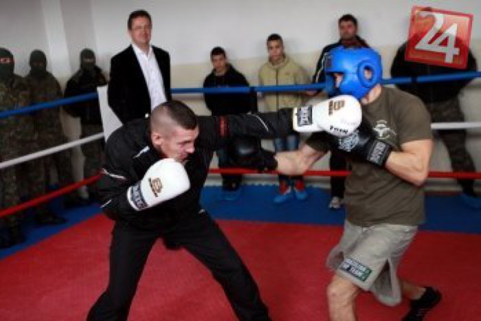 Ilustračný obrázok k článku Tomi Kid si to rozdal v ringu so žilinským výsadkárom: Rozhodcu zápasu robil minister