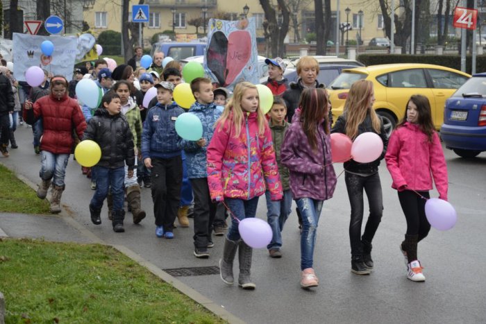 Ilustračný obrázok k článku Výjav, aký sme v meste ešte nevideli: Vyše kilometrový sprievod mladých s balónmi!