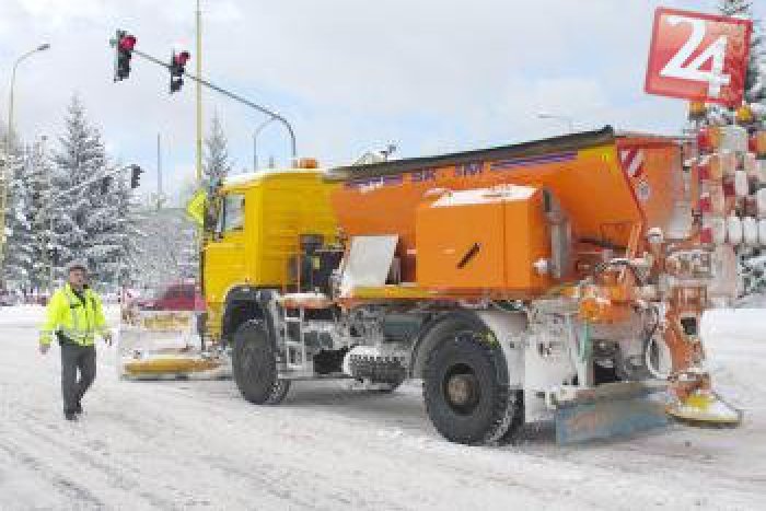 Ilustračný obrázok k článku Krajskí cestári sú pripravení na zimu: S touto výzbrojou sa chystajú pustiť do boja so snehom!