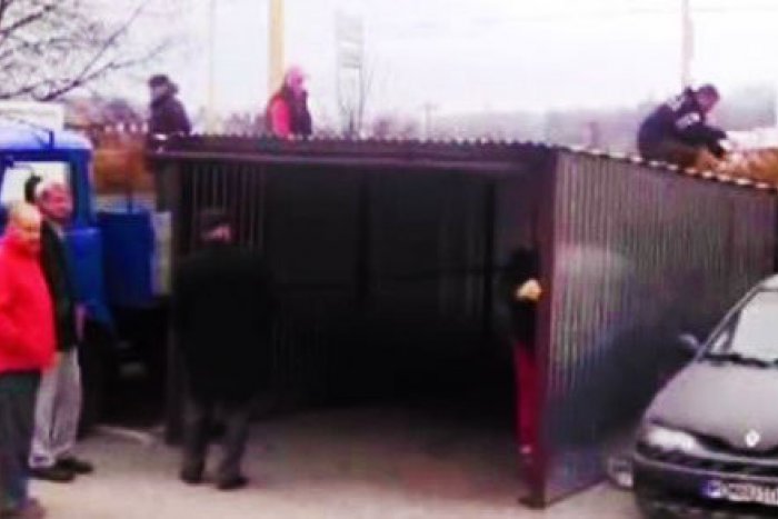 Ilustračný obrázok k článku Na sídlisku Sekčov odstraňovali čiernu stavbu: Jej majiteľa mesto nemohlo nájsť!