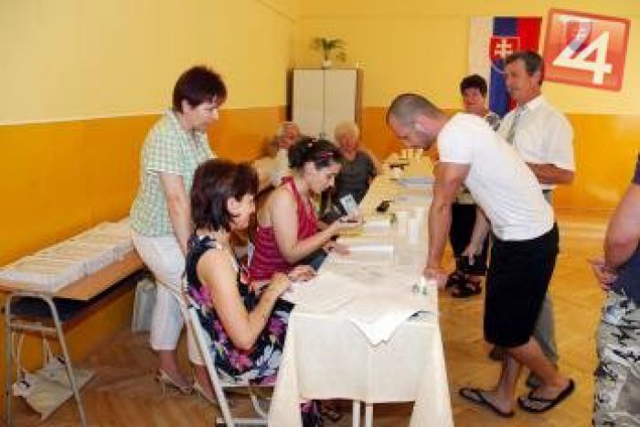 Ilustračný obrázok k článku V Bystrici a Zvolene zatiaľ pokojná atmosféra volieb: Účasť je podobná prvému kolu