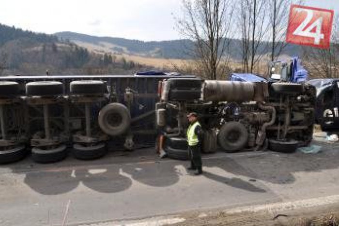 Ilustračný obrázok k článku Havária na Soroške: Kamionista odstavil pokazený nákladiak, to však netušil, čo sa udeje!