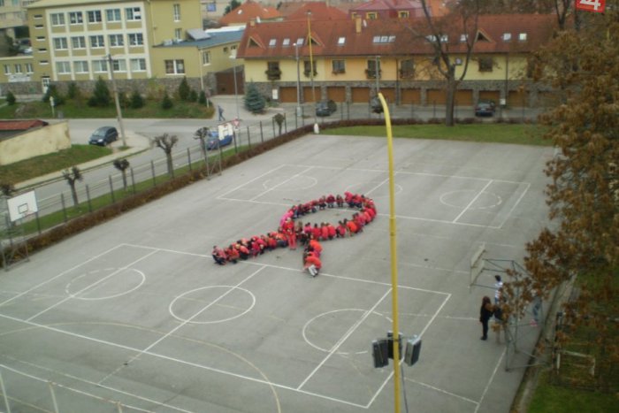 Ilustračný obrázok k článku Gymnazisti sa zapojili do Dňa boja proti AIDS: Vytvorili živú červenú stužku