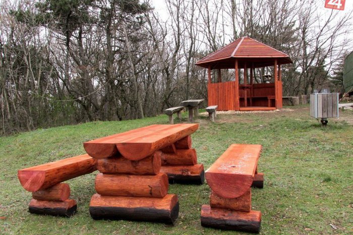 Ilustračný obrázok k článku Posedenie s výhľadom na mesto: Na Pyramíde pribudli lavičky a altánok!