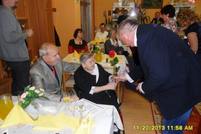 Ilustračný obrázok k článku Krásne životné jubileá obyvateľov Rožňavy: Blahoželať prišiel aj primátor, nezabudol na ruže!