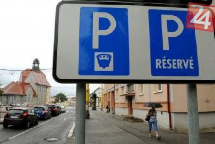 Ilustračný obrázok k článku Novinka v meste Rožňava: Parkovanie uhradíte cez svoj mobil esemeskou