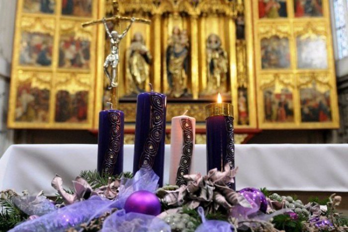 Ilustračný obrázok k článku Kresťania dnes zapaľujú prvú sviečku na adventnom venci