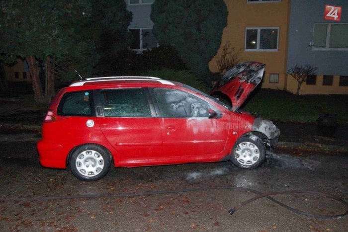 Ilustračný obrázok k článku V noci na sídlisku úradoval podpaľač: Plamene z Peugeotu poškodili aj ďalšie auto