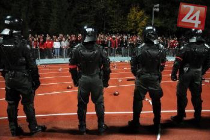 Ilustračný obrázok k článku Divočina na futbale v Bystrici: Fanúšikovia hádzali do policajtov kusy betónu, došlo na streľbu!