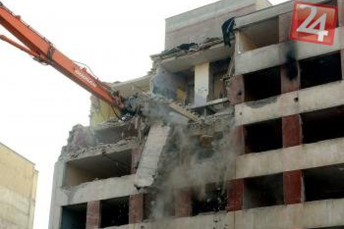 Ilustračný obrázok k článku Veľké búranie v obrazoch: Na Luníku IX odštartovala likvidácia zdevastovaného paneláku