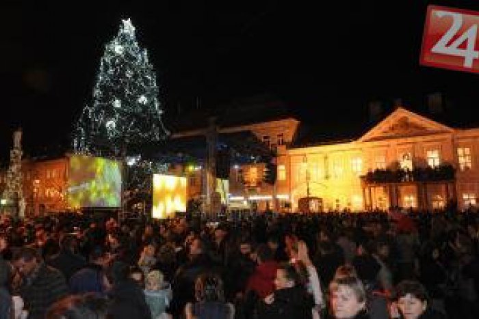 Ilustračný obrázok k článku Vianočná atmosféra prepukne naplno: V meste už o pár hodín rozsvietia stromček a začnú trhy!