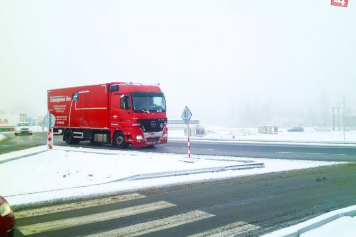 Ilustračný obrázok k článku Prvý sneh na cestách: Vodiči končili aj v priekopách, hasiči už zasahovali pri vyše 10-tich nehodách!