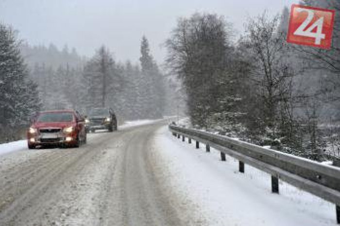 Ilustračný obrázok k článku Pozor na vozovky v okolí Košíc, na zasneženej ceste postupne havarovali až 3 autá!