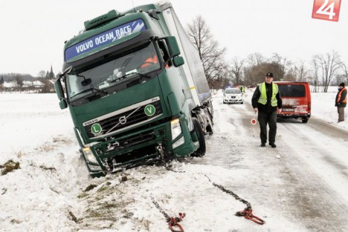 Ilustračný obrázok k článku V Prešove havaroval kamión: Nákladiak vyletel z cesty a vrazil do stĺpu!