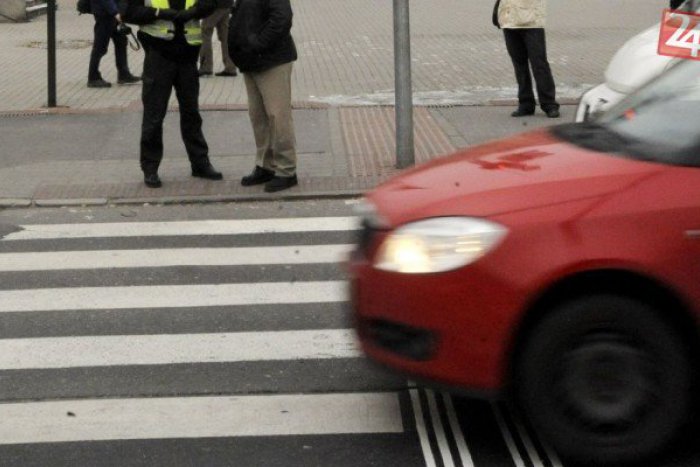 Ilustračný obrázok k článku Audi na žilinskom priechode zrazilo chodca: Muža (83) po náraze odhodilo pred auto, kde zostal ležať...