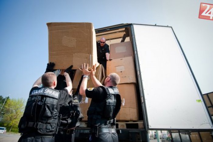 Ilustračný obrázok k článku Nitrianski colníci sa vlani nezastavili : Do rozpočtu odviedli viac ako 368 miliónov!