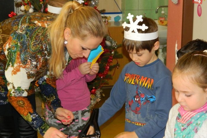 Ilustračný obrázok k článku FOTO + VIDEO: Malí Rožňavčania sa v škole postarali o krásny vianočný stromček