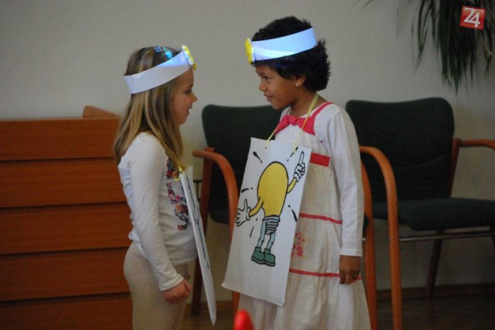 Ilustračný obrázok k článku Rómske deti v škole? Kontrolujú triedy a poukazujú na zbytočne rozsvietené svetlá